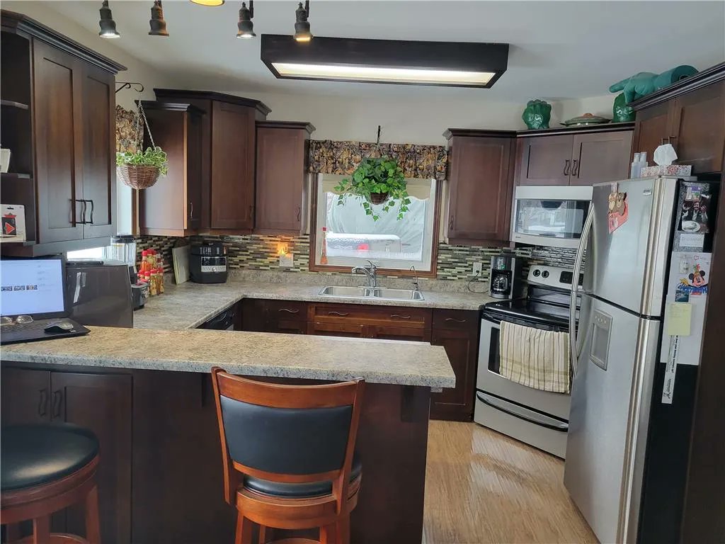 RoyalLePage_Bdn's tweet photo. A golfer's dream home in Pelican Lake! πβ³οΈ
This stunning home overlooks Pleasant Valley Golf course. Step inside to an amazing living room with vaulted ceilings, an open kitchen/dining space and a covered, wrap-around deck! Listing price: $329,900.
https://t.co/eQrnDTRhjs https://t.co/pxSYlVCCMJ
