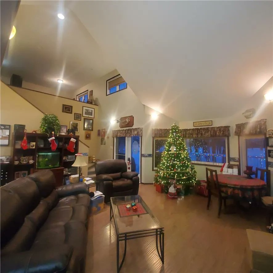 RoyalLePage_Bdn's tweet photo. A golfer's dream home in Pelican Lake! πβ³οΈ
This stunning home overlooks Pleasant Valley Golf course. Step inside to an amazing living room with vaulted ceilings, an open kitchen/dining space and a covered, wrap-around deck! Listing price: $329,900.
https://t.co/eQrnDTRhjs https://t.co/pxSYlVCCMJ