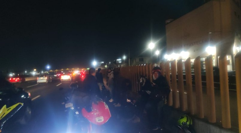 PlataformaBiker's tweet photo. @CAPUFE km 23.5 Autopista #México #Puebla Motociclista derrapado con aparente FX apoyo con médica 🚑 llevamos más de 40 min esperando el apoyo dirección #Puebla @alertasurbanas https://t.co/XwZVhZAL5Z