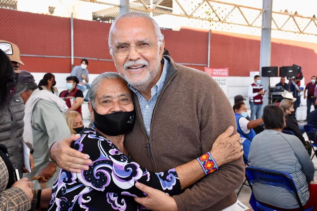 NayaritGobierno's tweet photo. La presencia de Andrés Manuel López Obrador sigue beneficiando a los nayaritas a través de diversos apoyos. Miguel Ángel Navarro Quintero. 

Este martes, 198 familias del municipio de Xalisco recibieron tarjetas Bienestar de Adultos Mayores. @GobiernoMX @RepGobNay @NayaritDif https://t.co/665NBEDf6t