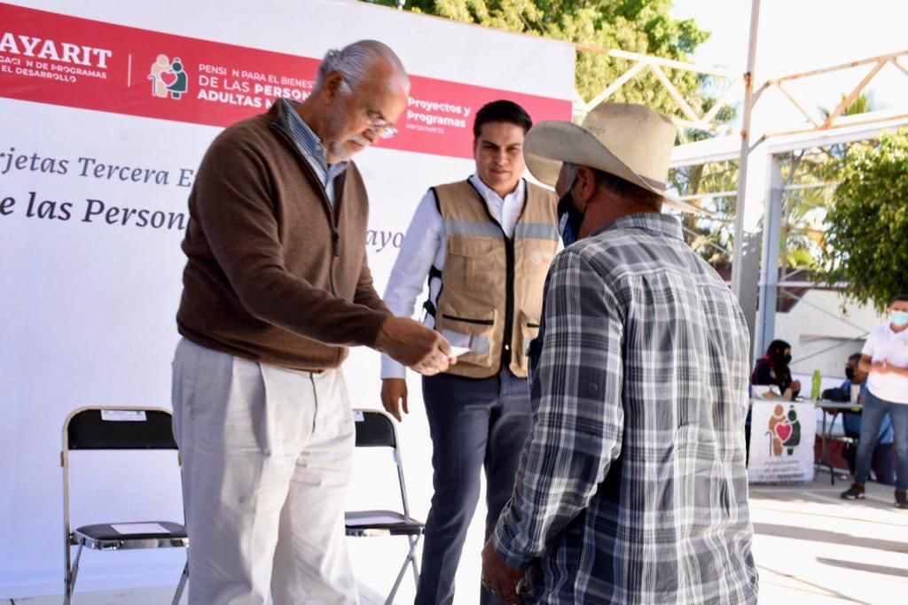 NayaritGobierno's tweet photo. La presencia de Andrés Manuel López Obrador sigue beneficiando a los nayaritas a través de diversos apoyos. Miguel Ángel Navarro Quintero. 

Este martes, 198 familias del municipio de Xalisco recibieron tarjetas Bienestar de Adultos Mayores. @GobiernoMX @RepGobNay @NayaritDif https://t.co/665NBEDf6t