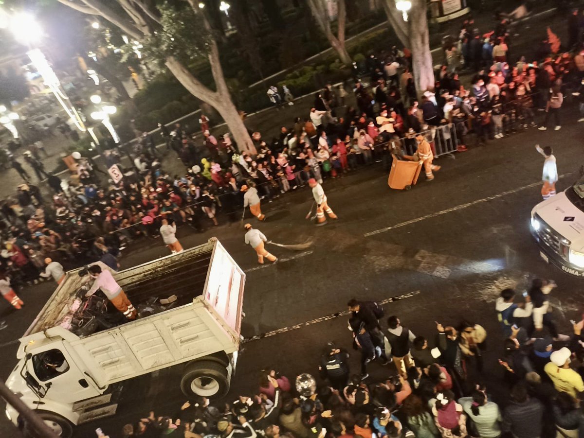 MaFerHuertaL's tweet photo. Muchas gracias a las y los compañeros del Organismo Operador del Servicio de Limpia que, con su gran trabajo, dejaron las calles impecables tras el desfile de los #ReyesMagos. ¡Son los mejores!  👏🏼 🍊 https://t.co/M0QF6H5Y7A