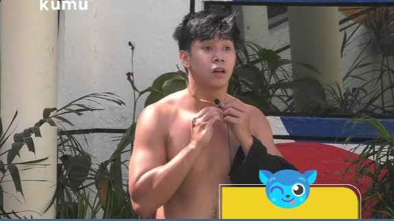 PBBSeasonUpdate's tweet photo. Nagkaproblema ang lapel ni Aleck kaya naman papalitan na ito ni Kuya.

#PBBKumuAdultsLSday4 https://t.co/fG7jMbcJOC