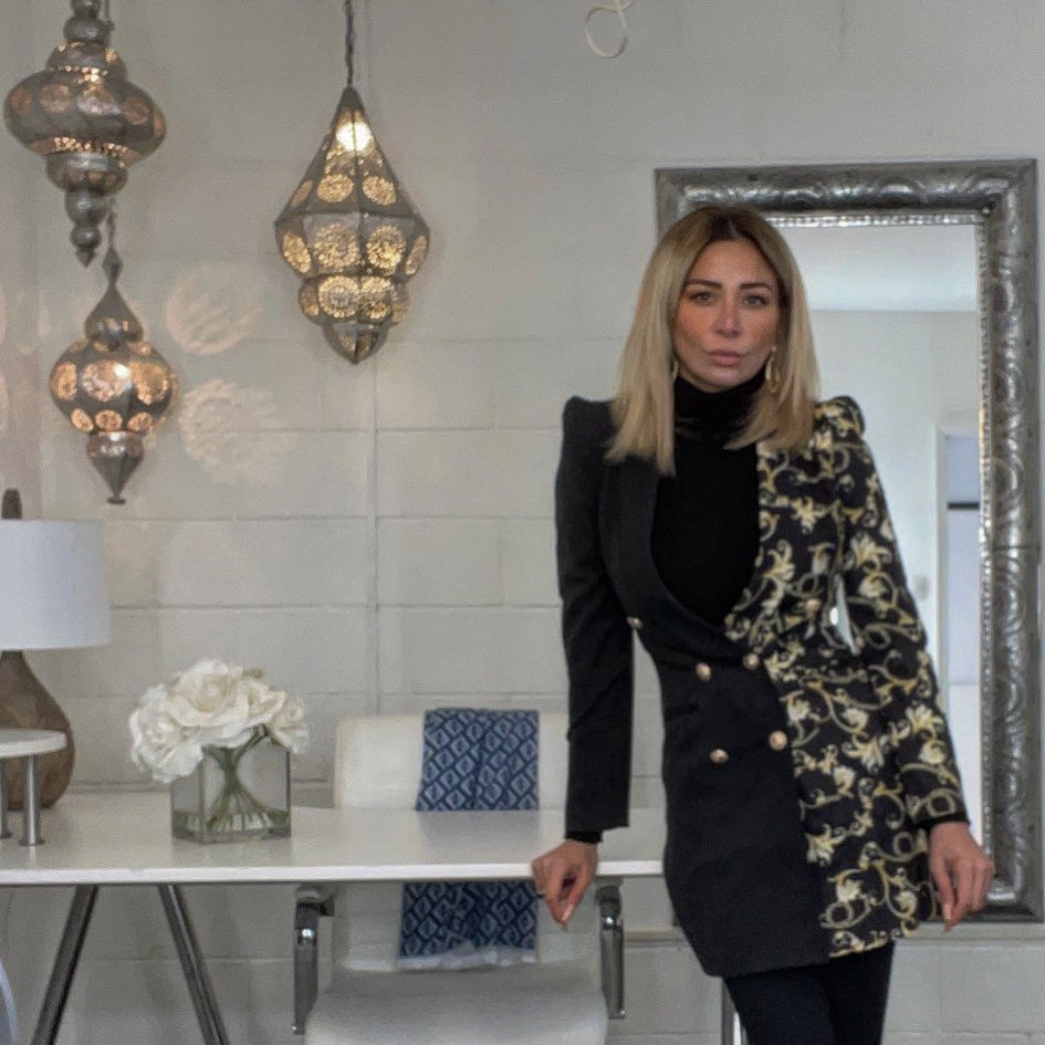 Una mujer en los negocios tratando de intimidar a otra mujer no es igual que la farándula… el mundo corporativo es pequeño… y todos están muy ocupados para conflictos innecesarios!
Una mujer resuelve y apoya a otra...
Los puentes no se queman… se construyen🙏❤️‍🔥