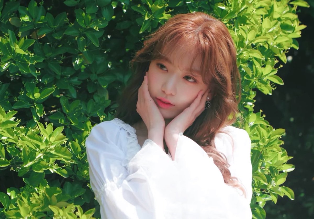 sakurathinkr's tweet photo. "i want a girlfriend" no you want miyawaki sakura https://t.co/wN73N3tYuZ