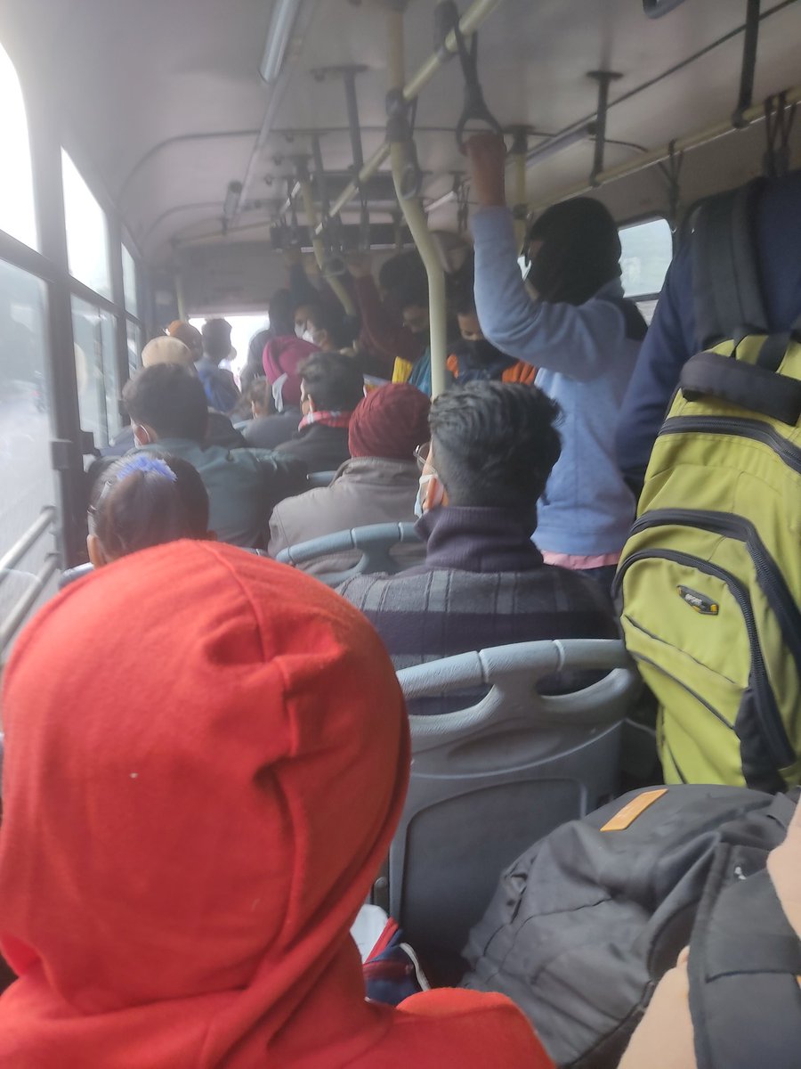 shreyanshhvns's tweet photo. यूपी के अलग अलग परीक्षा केंद्रों पर एकेटीयू की परीक्षाएं ऐसे हो रही हैं। भीषण ठंड के मौसम में स्टूडेंट्स बसों से लेकर लाइनों तक में धक्के खाने को मजबूर हैं। @AKTU_Lucknow का दावा है कि कोविड नियमों का पालन हो रहा। लेकिन स्टूडेंट्स का कहना है कि ऐसा कुछ नहीं है। https://t.co/6EBEoeu7Vo
