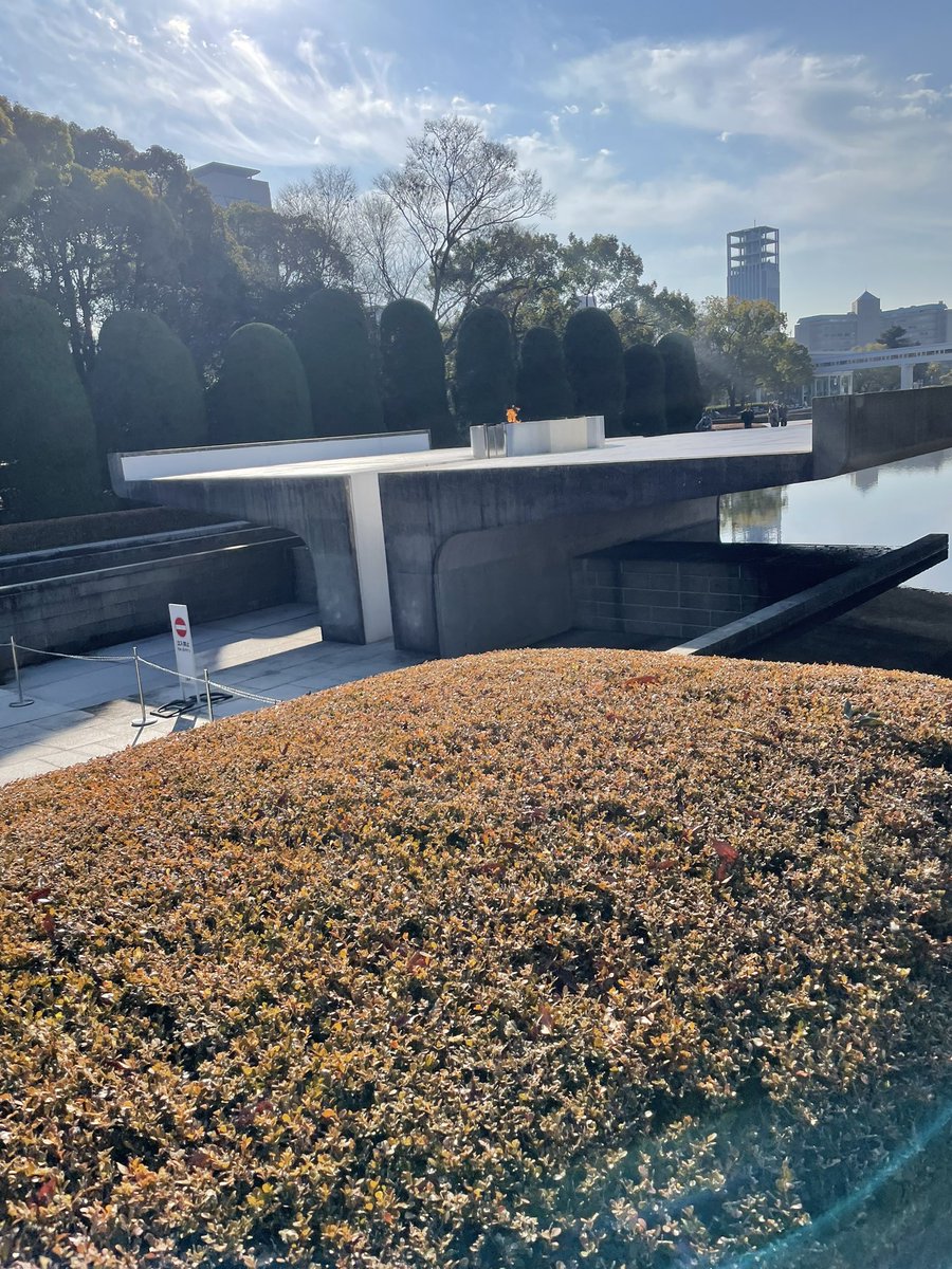 あけましておめでとうございます。
本日から仕事初めです。
本年もよろしくお願いいたします。

正月は弾丸広島ツアーをしてきましたー。
初原爆ドーム。
平和記念館にて原爆の悲惨さを目の当たりしてきました。
個人的にも毎日毎日を平和に過ごせるよう努めなければ。