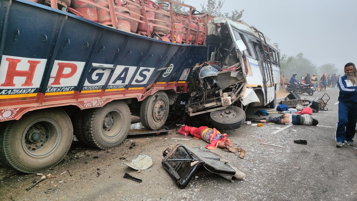 झारखंड के पाकुड़ में भीषण सड़क हादसा।बस और ट्रक की टक्कर में 6 से ज्यादा लोगों की मौत,दर्जनों घायल 
#Jharkhand
