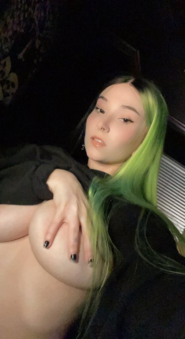 1 pic. Green and black hair is back besties!!! https://t.co/FwUNi3lxRf