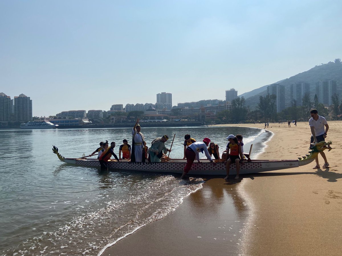 SpanishLTPSS's tweet photo. ¡Hola!
We want to share with you an experience we lived on Sunday, when Los Reyes Magos arrived by suprise in dragon boat to #HongKong. Tonight, they will come again to leave presents, but just if we have been good... Were you good last year?
¡Feliz #nochedeReyes! 👑👑👑 https://t.co/3bmG9UvxPR