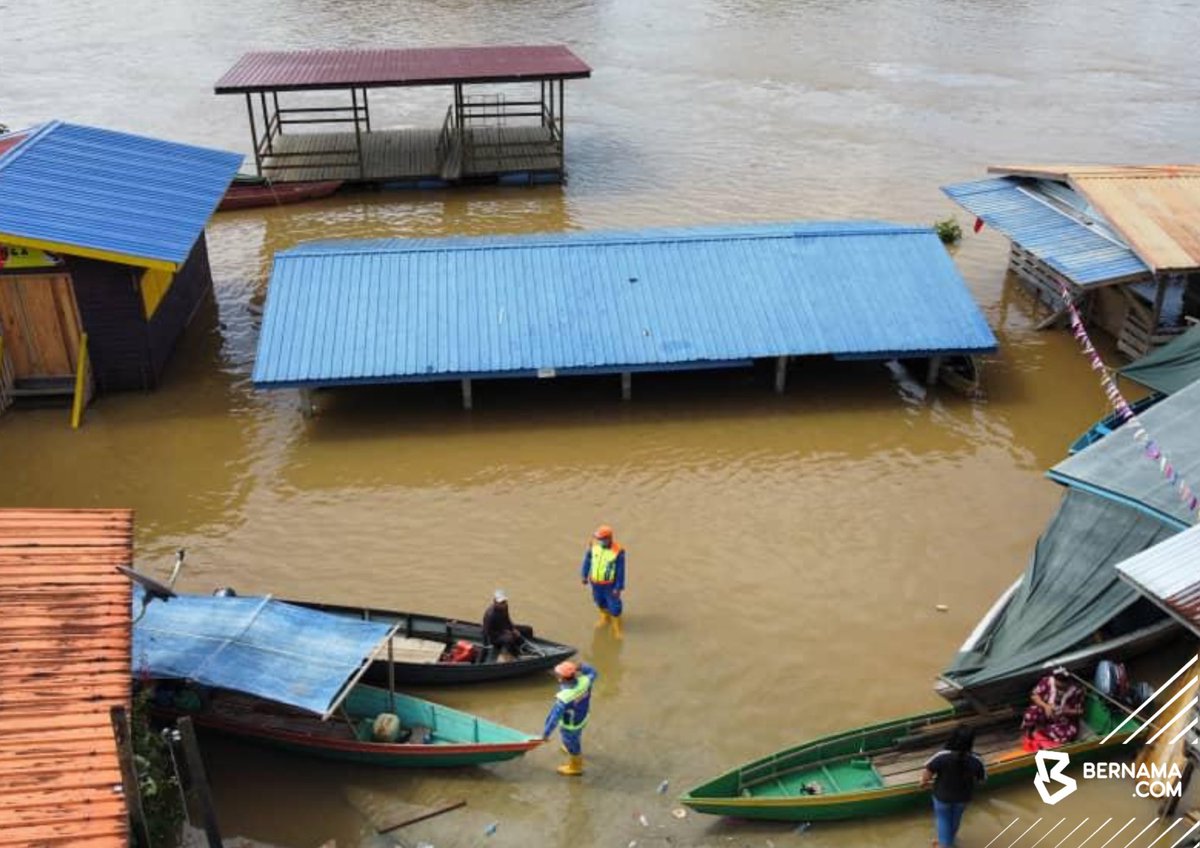 #BanjirSabah: Pemandangan udara di sekitar kawasan Bukit Garam, Kinabatangan yang masih terjejas dan ditenggelami air.

📸 Arjasneh Ahmad/BERNAMA