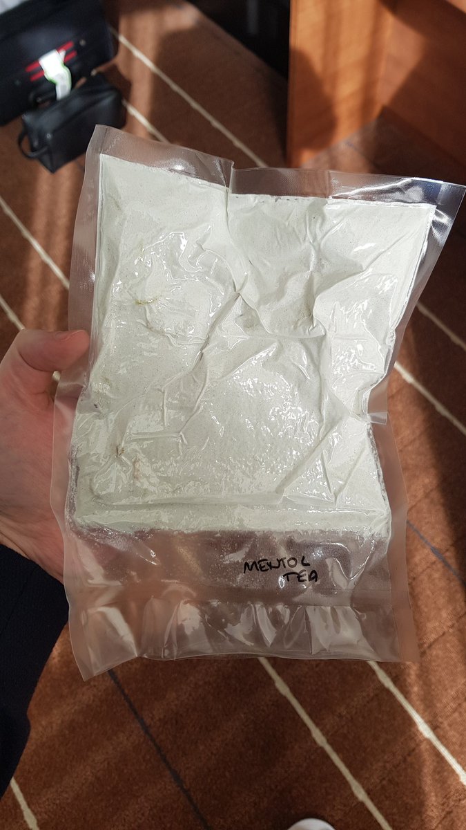 GchanYT's tweet photo. Al volver a Japón me hicieron abrir la maleta porque el perrito se había obcecado con ella. Descubren que traigo queso, y me dicen que no hay problema, porque eran menos de 5kg. También vieron esta bolsa de polvo blanco, pero no la analizaron ni abrieron ni nada. 🤷♂️ #cocaloca https://t.co/LhYOJ0N3Nr