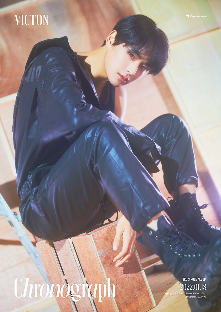 sevenblockers's tweet photo. ㅤ
[Chronograph] Concept Image
#Chronos🕰 #Byungchan

Victon's tremendous comeback has successfully rocked the fragility of ALICE's heart with this compelling appearance of Choi Byungchan, and the adorable baby chick has evolved utterly for it.
ㅤ https://t.co/ddMrNQrErh
