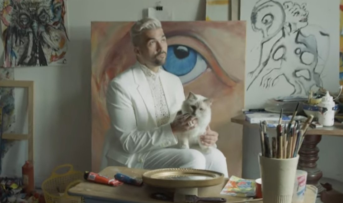 Mikey__Leo's tweet photo. @ZAHOOFFICIEL via her music video: voici mes proches, mon fils, mon mari...

@florentmotheoff: voilà le chat. https://t.co/4PTP2CkFFI