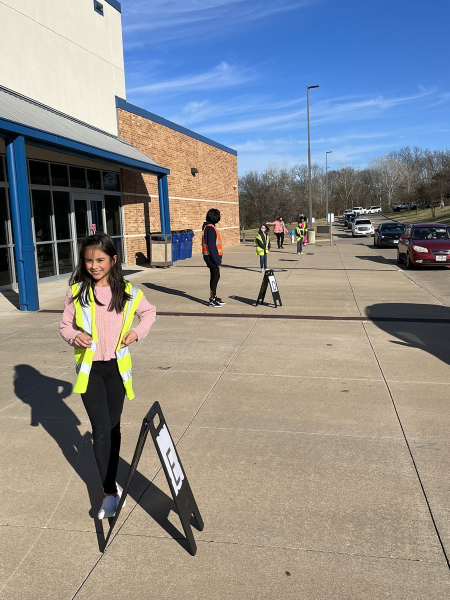 MrsTeachLes's tweet photo. Started the first school day of 2022 with our new Malvern Safety Flock ❤️ @MalvernES Thank you @Sra_Wade for leading this! The eagerness &amp; seriousness on their faces during their duty is priceless 🤩 #SoaringToNewHeights https://t.co/F6OrbzHLXP