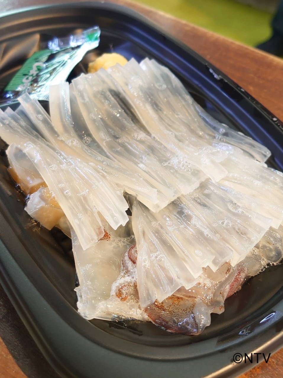 Zip うまいもんジャーニーおかわり マーティン新うまいもんファイル172 新年おめでとうございます 今年もよろしくお願いします 今日は函館朝市 駅二市場でイカ釣りに挑戦 釣り堀でゲットしたイカをその場でお刺身に 新鮮過ぎるイカは甘みが