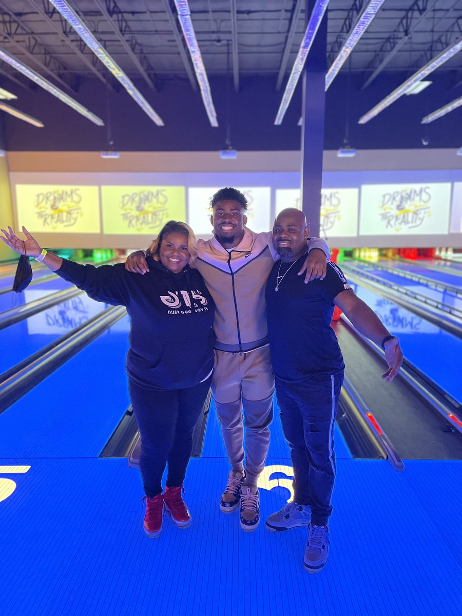 tgood1110's tweet photo. Amazing time with my fam and friends last week at @MyMainEvent celebrating the holidays and my next chapter 💯 Now it’s time to get to work! 🙏🏾 #PathToTheDraft #MyMainEvent #DreamsToReality https://t.co/JNPQwTcUXK
