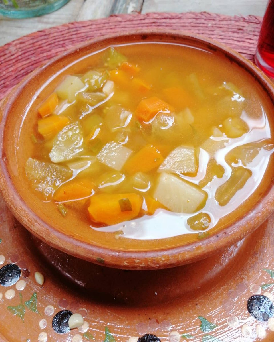 Si vienes a #JalpaDeCánovas tienes que probar el ate de membrillo, el caldo de zorra, sus raspados o su mole de nuez 😍 Sin duda te enamorarás de su sabor 🤤 ¿Cuándo vendrás a conocer este #PuebloMágico? 
📸: viridinaramirez22 // cochinita.kepibil