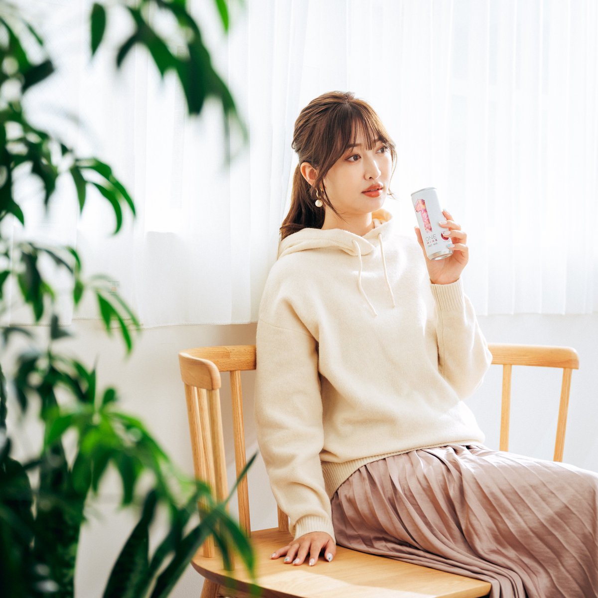 onewineofficial's tweet photo. 2022年も、お仕事や家事をがんばった後に、サクッと、プシュッと、自分へのご褒美をお忘れなく...😌🍷💭
#onewine #onewithme #缶ワイン https://t.co/3eatDGGUw9