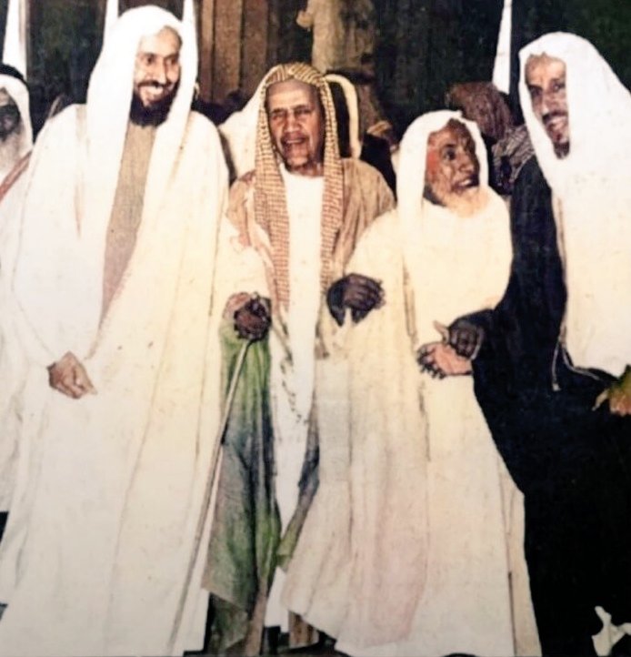 صورة نادرة تجمع (من اليمين): الشيخ إبراهيم بن صالح آل الشيخ، الشيخ