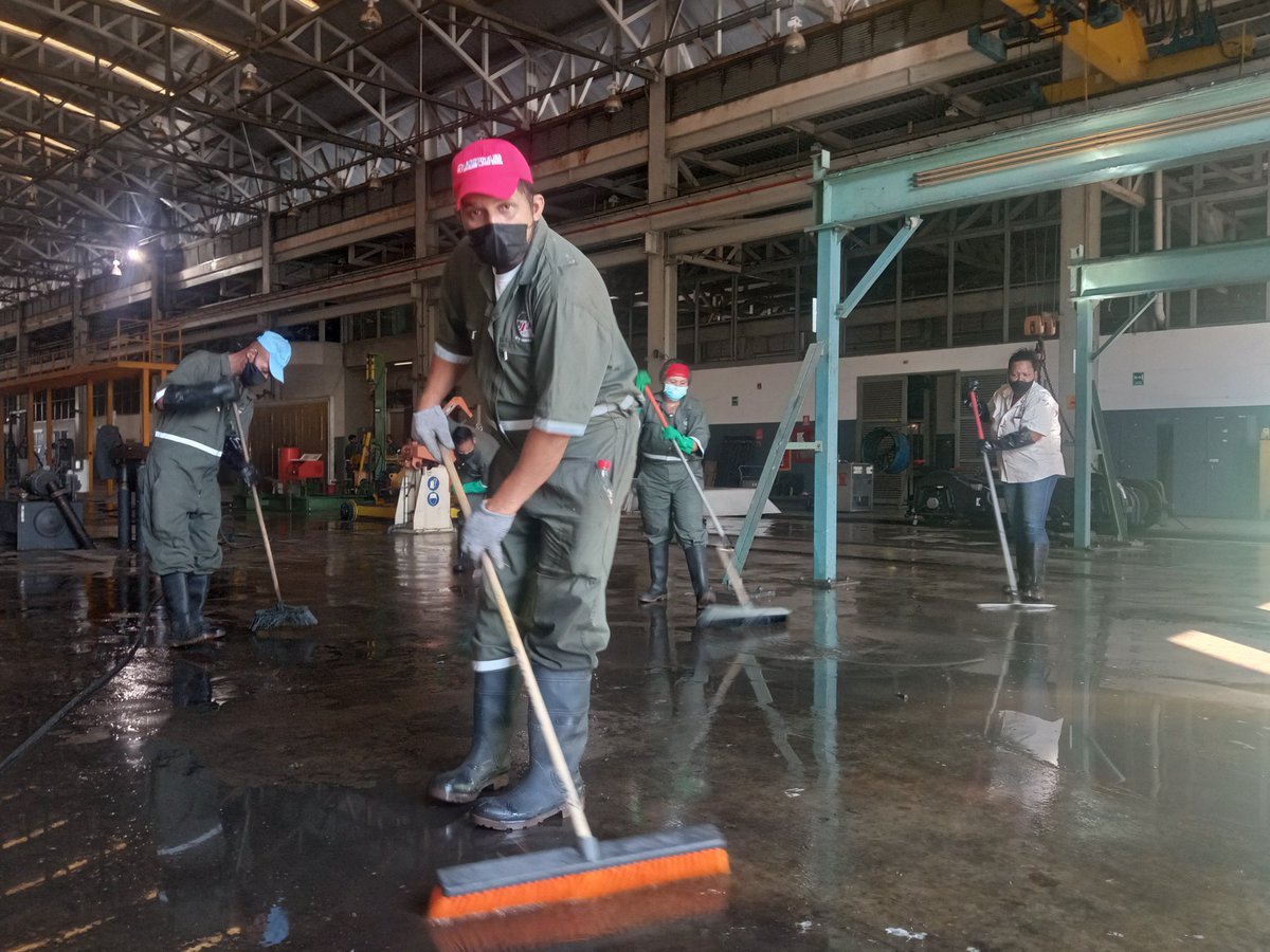 CAMETROVALENCIA's tweet photo. #EnMetro||Con el despliegue oportuno de nuestro personal de #Mantenimiento, se realizó el lavado y la limpieza profunda de todo el #TallerIntegral de @CAMETROVALENCIA en aras de desarrollando cada labor en condiciones óptimas para todos 🚧🚇🇻🇪 #ForjadoresDePatria https://t.co/3Q3x5OS1Mu