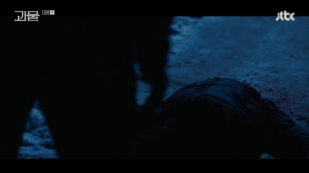 kirigoeblue_'s tweet photo. Otra escena terriblemente desgarradora. La culpa, la desesperación, el dolor, la soledad, el compañerismo, el amor; todo se puede sentir. A Dongsik se le está derrumbando el mundo y el que está ahí para darle la mano y sostenerlo es Juwon.
#BeyondEvil #BeyondEvilEp10 https://t.co/jZAnLE6ejR