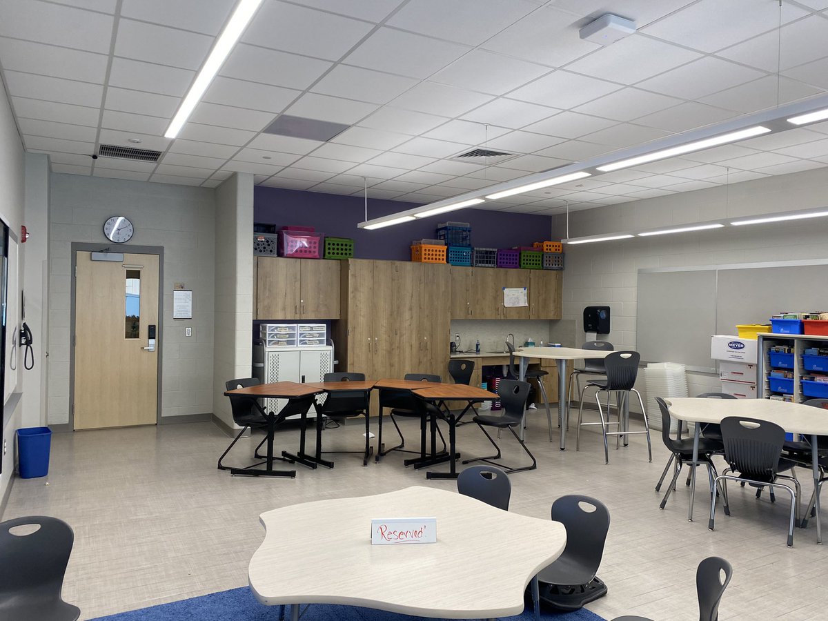 GiulianoELA6's tweet photo. Some pics of our new Grade 6 ELA classroom in our beautiful new school! @CrecArtsMiddle1 #artsmiddle https://t.co/iuJB9NEKIN