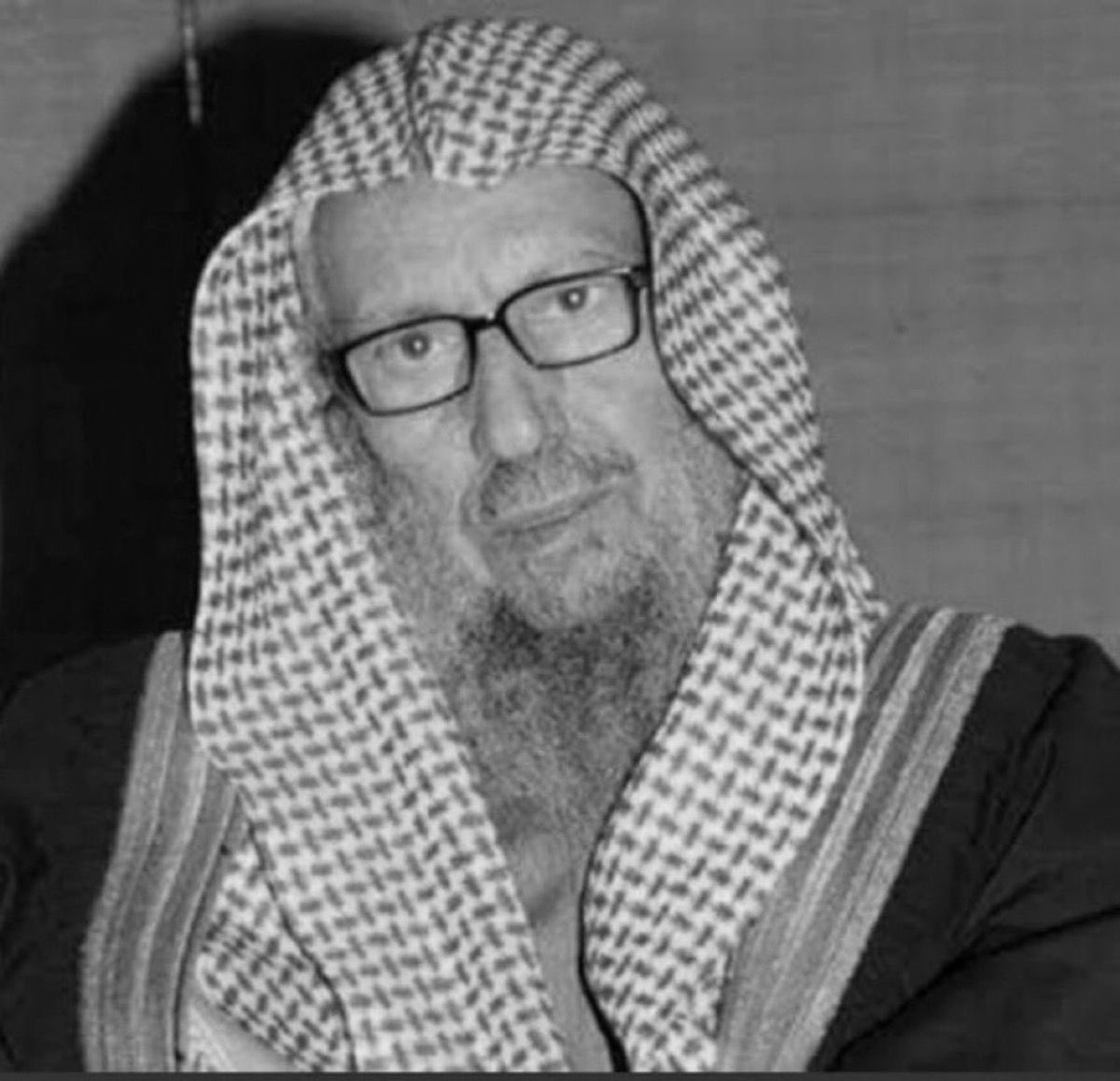ryany_2015's tweet photo. #صالح_اللحيدان 

مات اللُحيدان فالأرواح تبكيهِ
وذاك مسجدهُ ناحتْ نواحيهِ

ومجلسُ الدرسِ إذ طُلاب مسجدهِ
فيه قد اجتمعوا للهِ مافيهِ

الشرقُ والغربُ في حزن لغيبتهِ
والدمعُ مزج دعاء من مُحبيهِ

ماتْ اللحيدان ركن العلم في بلدي
قوموا إلى العلمِ يا قومي نُعزِّيهِ https://t.co/b9cTCwuXU5