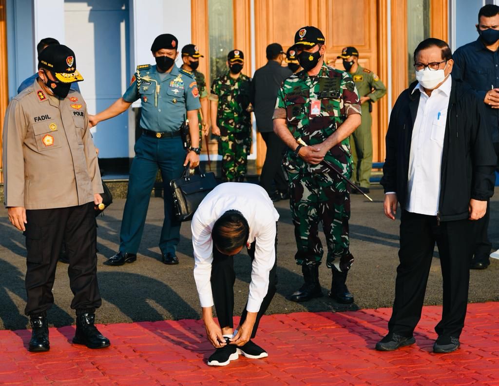 jokowi's tweet image. Eratkan tali sepatu, sebelum melangkah jauh. Pagi ini saya ke Jawa Tengah untuk kunjungan kerja ke Sragen, Grobogan, Blora, dan Semarang.