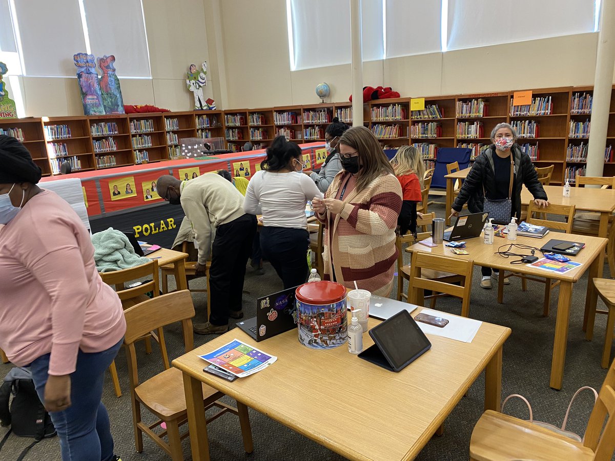 PMariaRoss's tweet photo. K- 2nd grade teachers collaborated using @lead4ward Just the Facts. Teachers took note of facts learned after reading about Pre-A readers, proceeded to share with partners, and made inferences about the facts shared. @HBGonzalezPLA @PersonalizeDISD #guidedreading #HBGwinterpd https://t.co/j0XNNOybHt