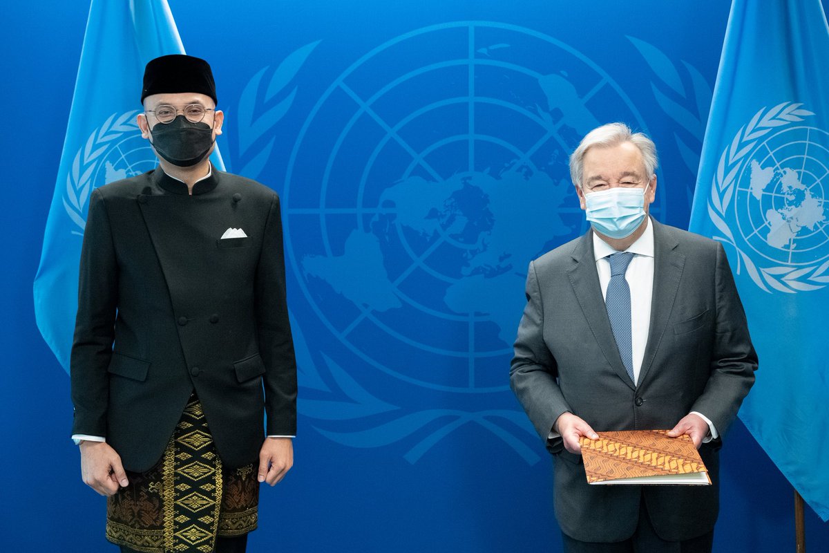 🇮🇩 Permanent Representative, Ambassador Arrmanatha Nasir presented his credentials to SG @antonioguterres today. Amb. Nasir & SG Guterres reiterated commitment to strengthening cooperation & further promoting multilateralism 🇮🇩 🇺🇳 #IniDiplomasi #IndonesianWay 📸: @UN_Photo