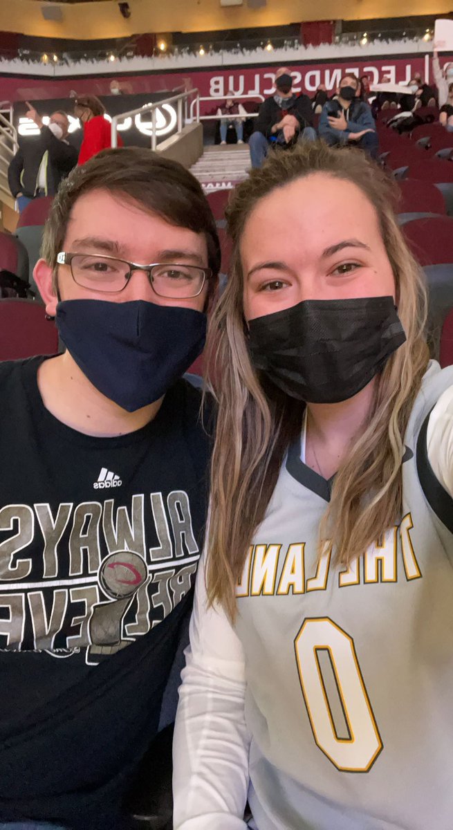 hm34316's tweet photo. Pittsburgh last night cheering on the Steelers: Cleveland tonight cheering on the cavs 🏀
@cavs #letEmKnow https://t.co/DxRjvJvjSG