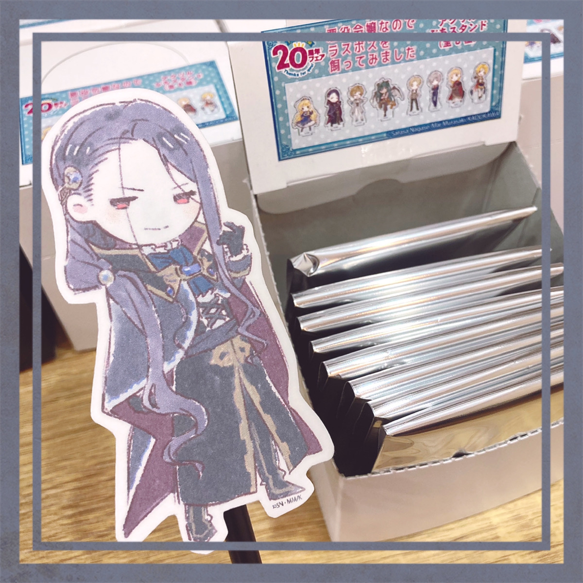 Graffart Cafe 商品のご紹介 悪役令嬢なのでラスボスを飼ってみました 缶バッジ アクリルぷちスタンド グラフアートイラストがかわいい缶バッジとアクリルぷちスタンドがラインナップ ビーンズ文庫周年フェア グラフアートカフェ