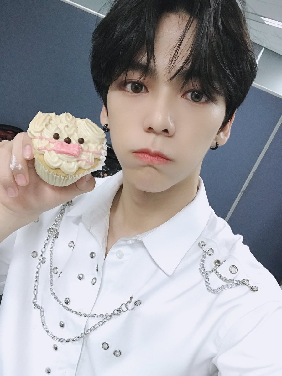 vericrazy_'s tweet photo. ㅤ・🎧 [ 𝗵𝘁𝘁𝗽𝘀: // 𝘃𝗲𝗿𝗶 ⠀𓍼⠀ crɑzy ❫ ᠉ #ROWAN plɑylist.
I'm #NGHTMR_Scar team y como no serlo si es una joya de canción además del álbum de las preciosas @NlGHTMAREtw.
#ESCAPETHENIGHTMARE https://t.co/BISTDxzZMi
