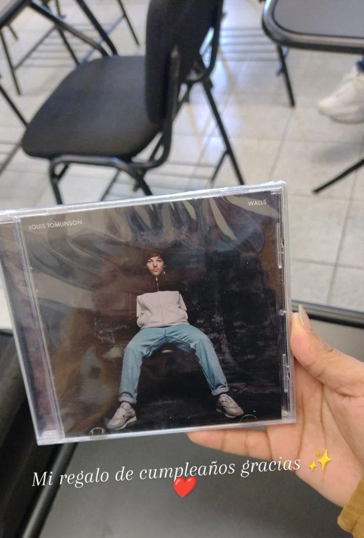 larrystylisonil's tweet photo. Me regalaron el disco de #LouisTomlinson #Walls #LouisTomlinsonWorldTour2022 #happybirthday https://t.co/2kmhf5TlDO
