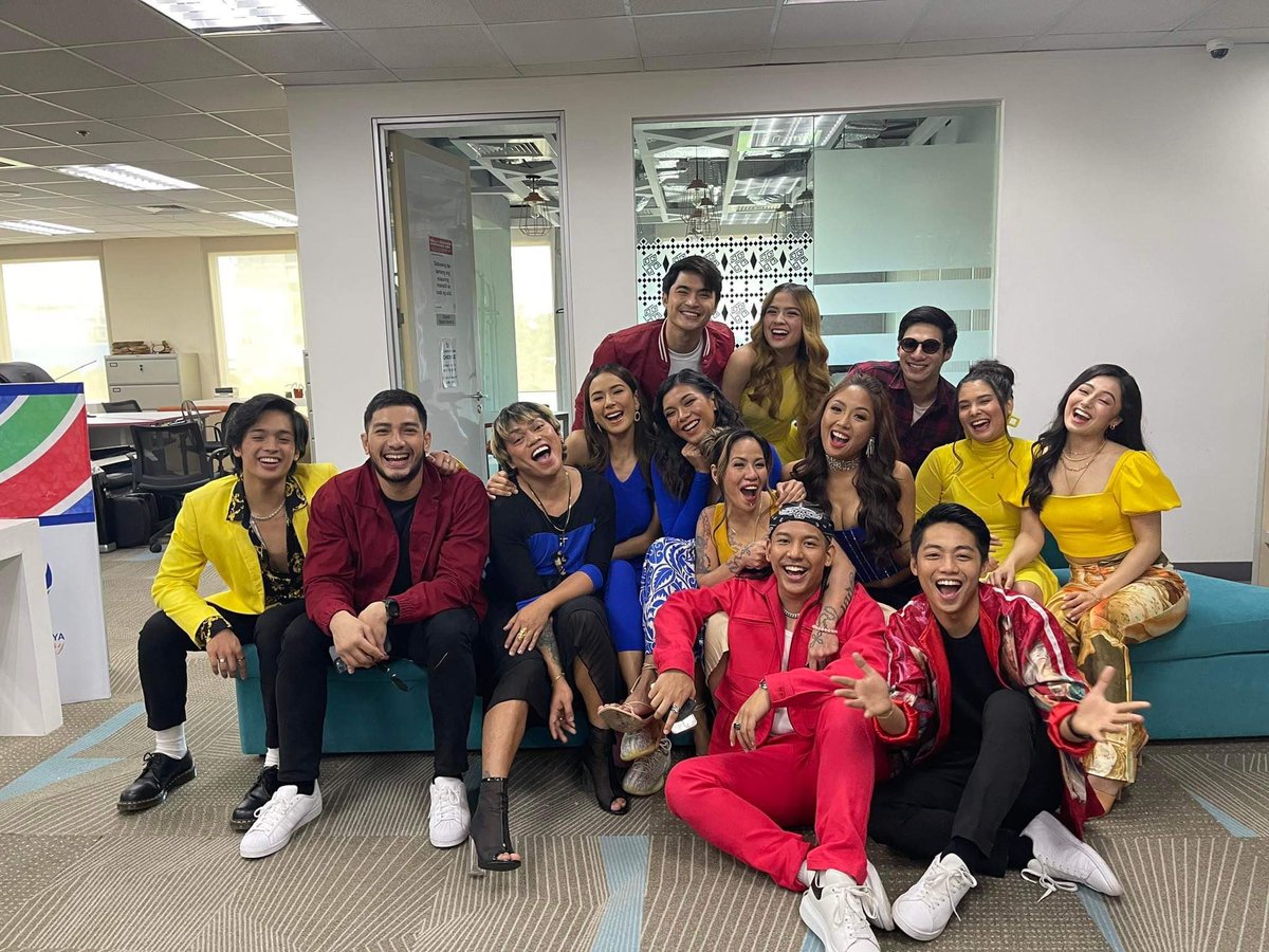 madaminutz20's tweet photo. AYAN MAY CLASS PICTURE KAMI NG MGA HOUSEMATES‼️ ANG INUTZ NYO PARANG PRINCIPAL LANG‼️ 🤣🤣🤣
MIZ YOU GUYS‼️ #PBB  #PBBCelebReunion #PBBKumunitySeason10 https://t.co/5y1ZxC6uNu