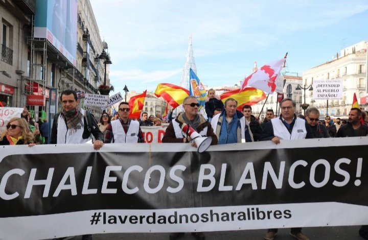J_identitarios's tweet photo. El pasado 2 de Enero,Chalecos Blancos se manifestó contra la tiranía sanitaria,que estamos sufriendo los españoles.
Frente a su control social y su ruina económica nuestra Identidad .
No al pasaporte COVID.
#Laverdadnosharalibres
#loboscontraborregos https://t.co/JqGYAZKDHS