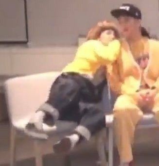 haecful's tweet photo. tiny haechan. 👶🏻🤏🏻 https://t.co/vq7qw9Y9gO