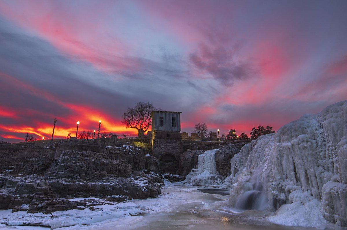 TravisGallipo's tweet photo. The frozen falls of the Big Sioux River this morning. https://t.co/YuKJmtttD2