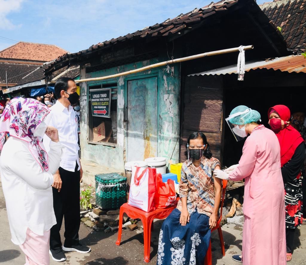 jokowi's tweet photo. Indonesia telah menyuntikkan lebih dari 282 juta dosis vaksin Covid-19, telah mencapai target WHO tahun 2021 untuk jumlah orang divaksinasi dosis penuh. 

Capaian vaksinasi Indonesia ke-5 terbesar di dunia setelah RRT, India, Amerika dan Brazil.

#RecoverTogetherRecoverStronger https://t.co/mdQTcyTXaG