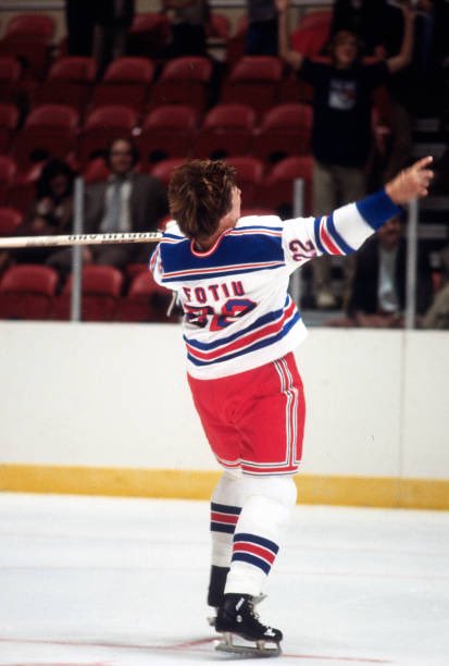 sigg20's tweet photo. โOld DaysโAs he did before every Home Game,An All Time
NY Rangers Fan Favorite,Nick Fotiu fires a puck into theโBlue Seatsโduring pregame warmups for a 1979 game at
Madison Square Garden.#NYR #NYC #NHL #SatenIsland #1970s https://t.co/s9RAtAktp3