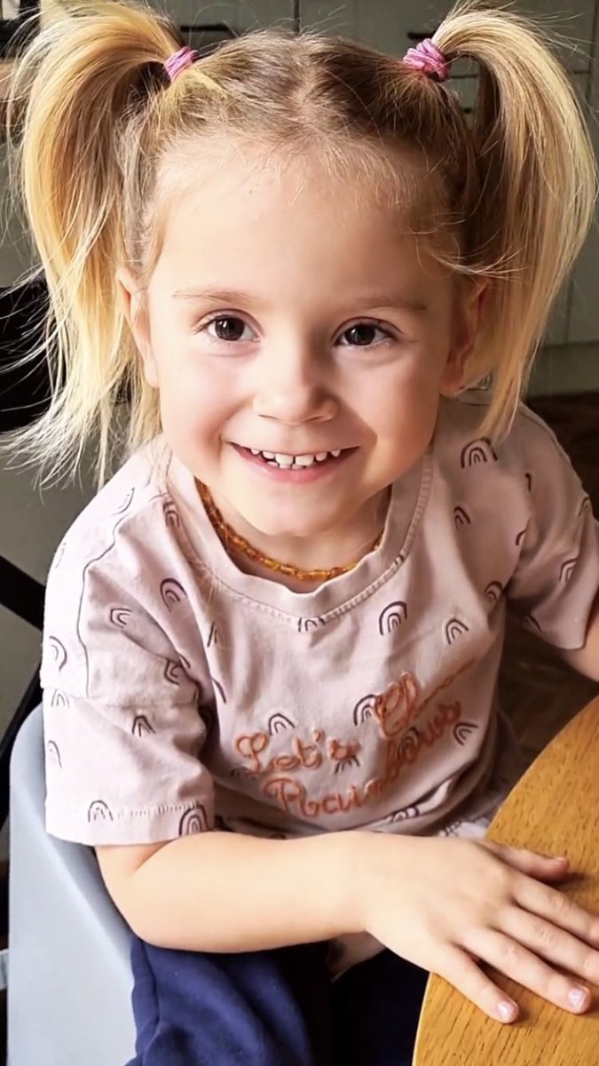 MirandaEvaKH's tweet photo. dinner with these two lovely girls #kawaii #babygirls #littleangels #bundleofjoys #dinnertime #mygirls #myangels https://t.co/7v8rBzIG9M