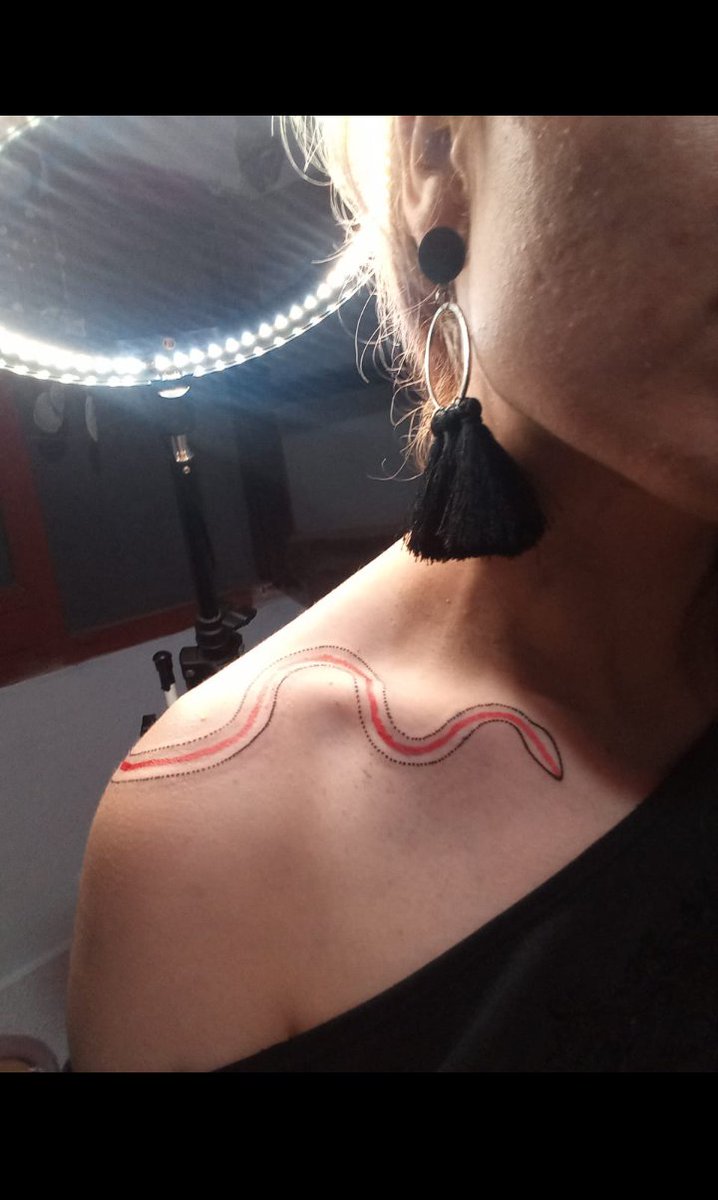 Evitha_304's tweet photo. Que bien le hace un #tatuaje a mi Autoestima✓ diseñado a mano alzada respetando la simetría 
#snaketattoo #tatuajeclavicula https://t.co/o95QwP6D3T