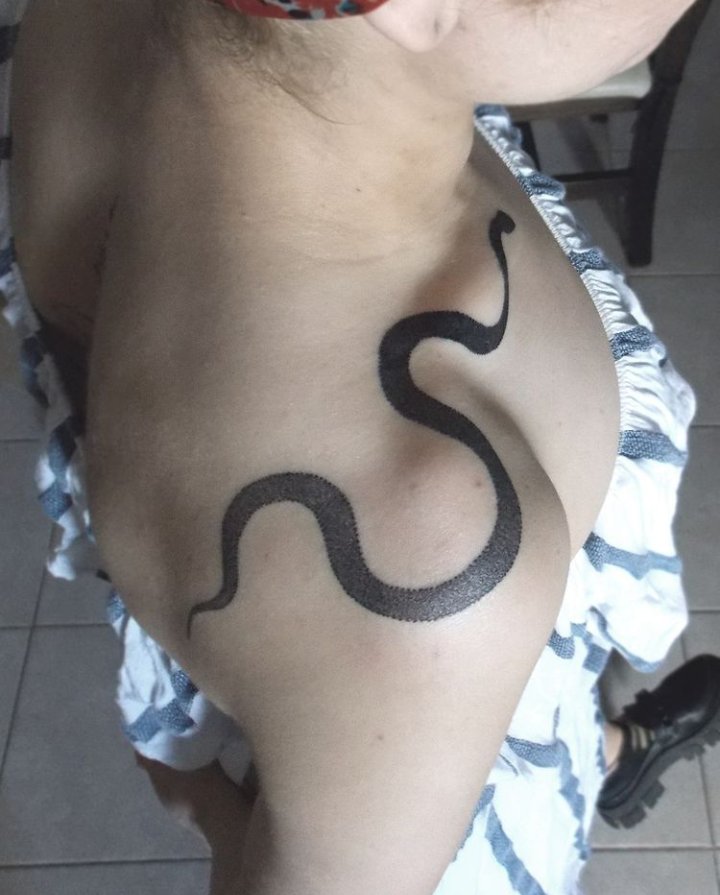 Evitha_304's tweet photo. Que bien le hace un #tatuaje a mi Autoestima✓ diseñado a mano alzada respetando la simetría 
#snaketattoo #tatuajeclavicula https://t.co/o95QwP6D3T