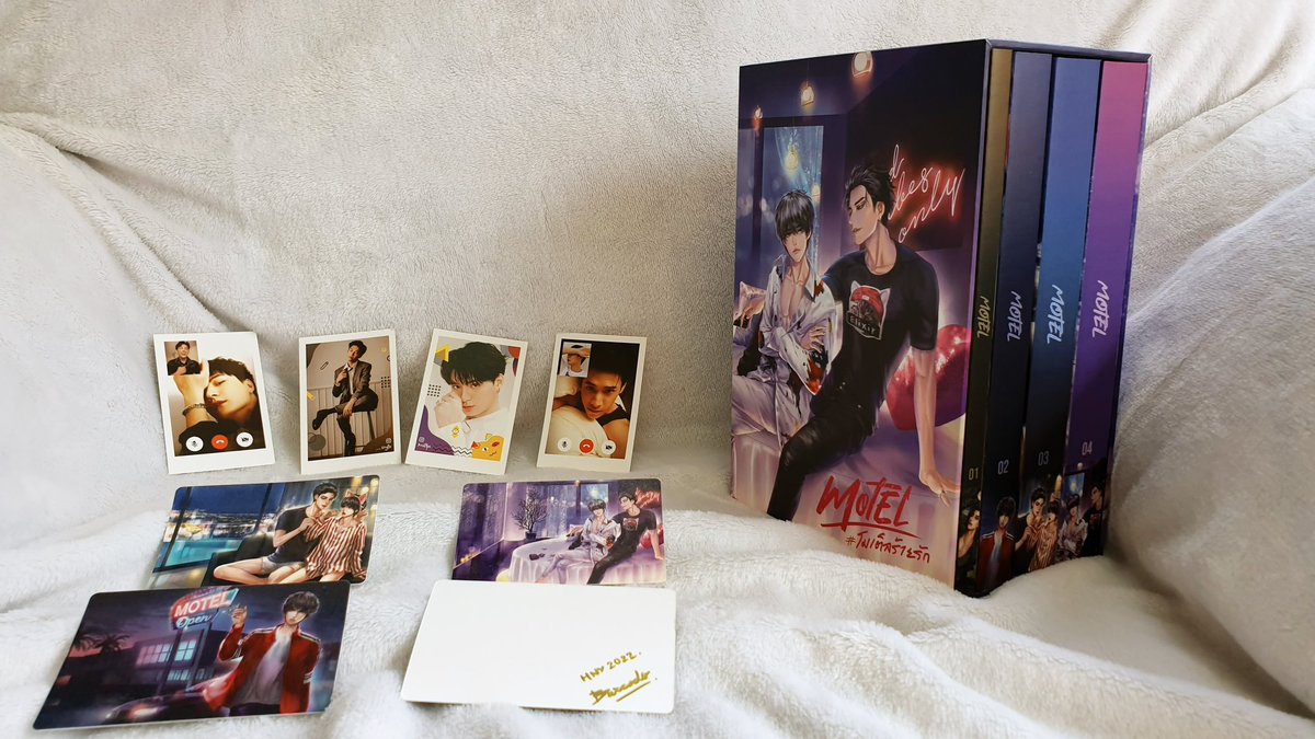 Nuvadee4's tweet photo. หนังสือมาถึงแล้ว รวดเร็วมากๆค่ะ boxset สวยมากกกกกกกกกกกก แถมการ์ด น่ารักๆ พร้อมลายเซนต์​คุณบาร์มาด้วย ขอบคุณมากนะคะ ได้เวลาไปเที่ยวโมเต็ล​อีกรอบแล้วว 😍
#โมเต็ลร้ายรัก https://t.co/rGd1uGJqKL