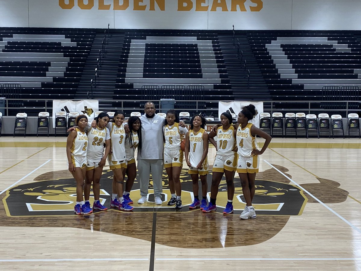 soc_ball's tweet photo. Guest Head Coach in our win against Seagoville 👀 #themecca #Deathrow #family https://t.co/NykcRyFWP9