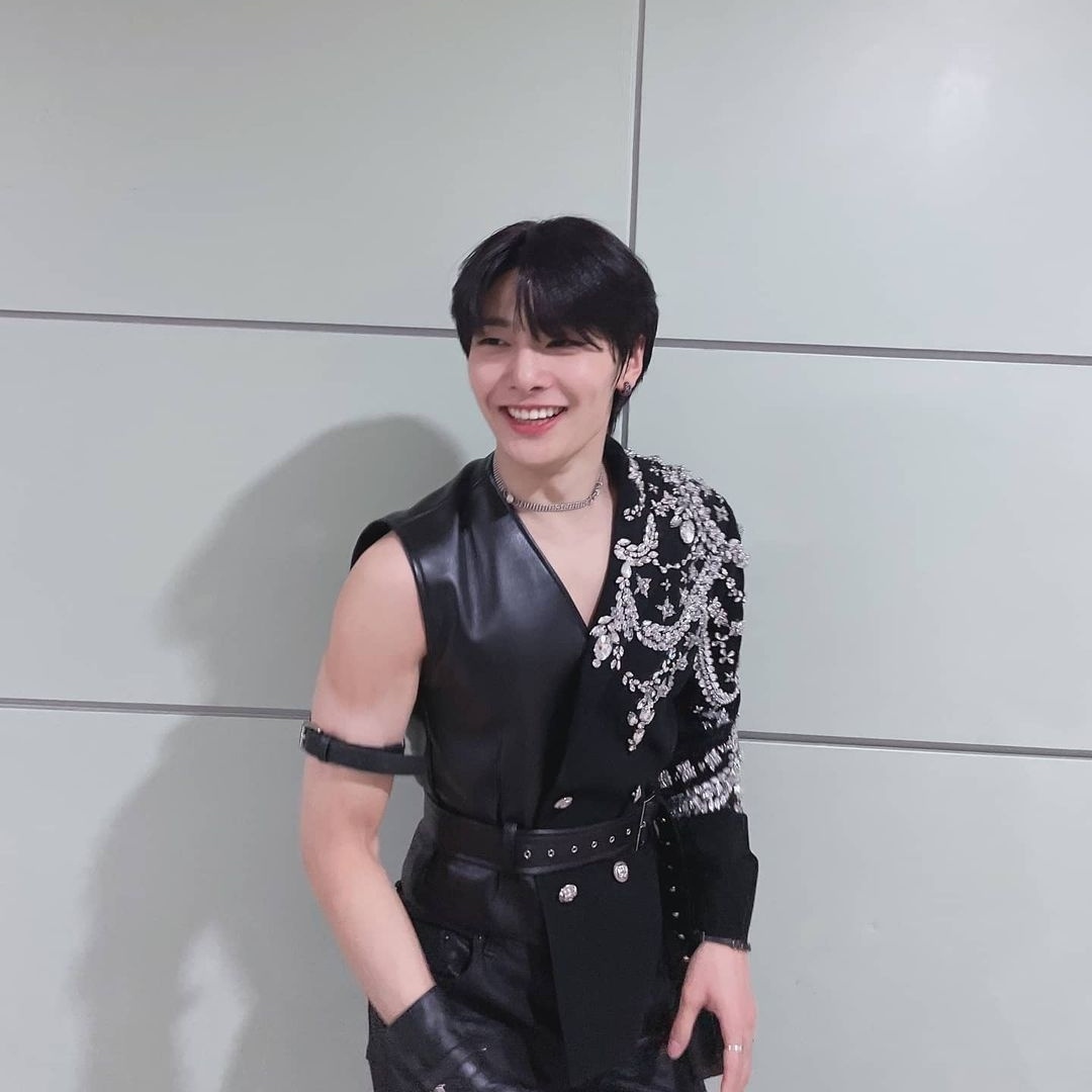 kyangcats's tweet photo. cara essa foto é magnífica vc não sabe se admira os braços do cara ou o sorriso fofo e lindo dele https://t.co/djBryx414q