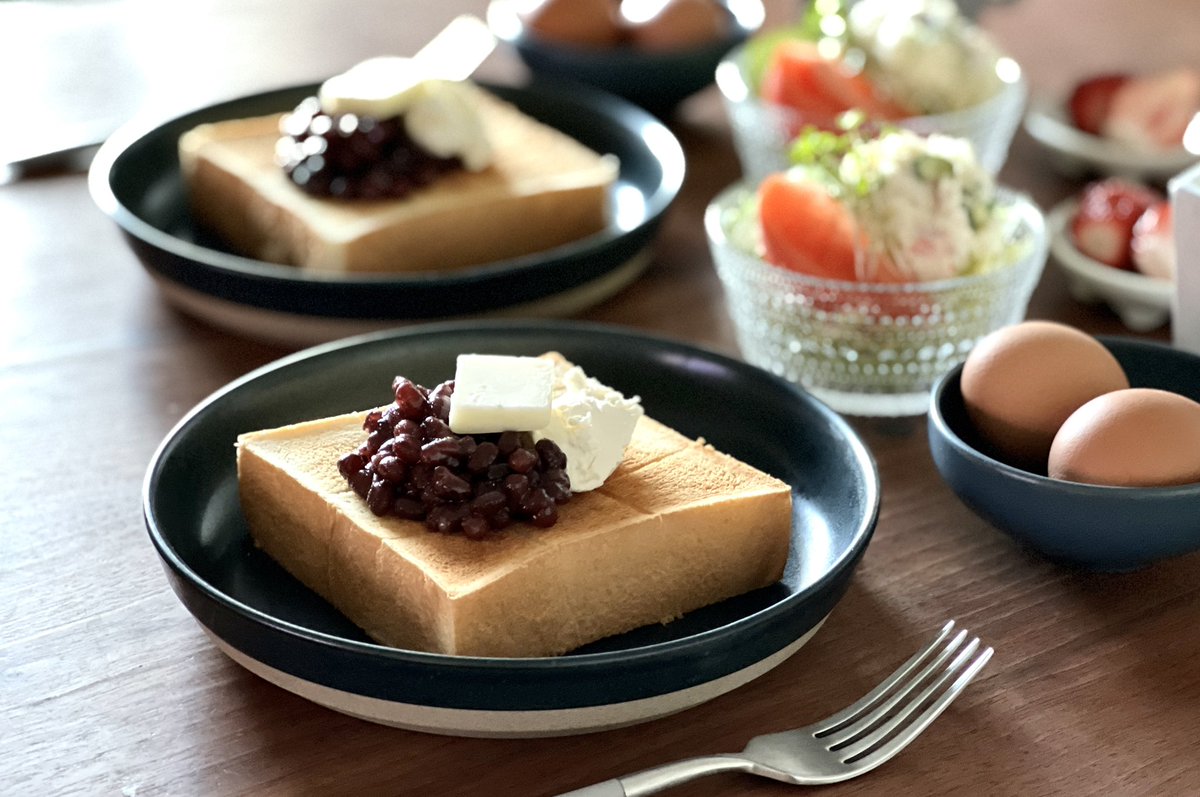 名古屋モーニング風 小倉クリームチーズトースト 茹でたまご ポテトサラダ いちご 珈琲