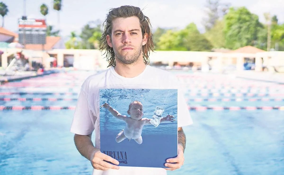 _fuzzmedia's tweet photo. Rechazaron la demanda contra Nirvana! 😱
Elden, el bebé de la portada de Nevermind decidió demandar a la banda por explotación Sexual. El magistrado Olguin determinó que Elden no presentó dentro del tiempo establecido su respuesta y procedió por tanto a dar la razón a la defensa https://t.co/PsqyAmuKmm