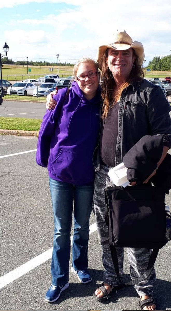 MandaColbourne's tweet photo. @JustChrisSabat @caitlinsvoice Last pic with a celebrity I have... I'm also in it.. but hey, that's okay https://t.co/a1jWFe4biF
